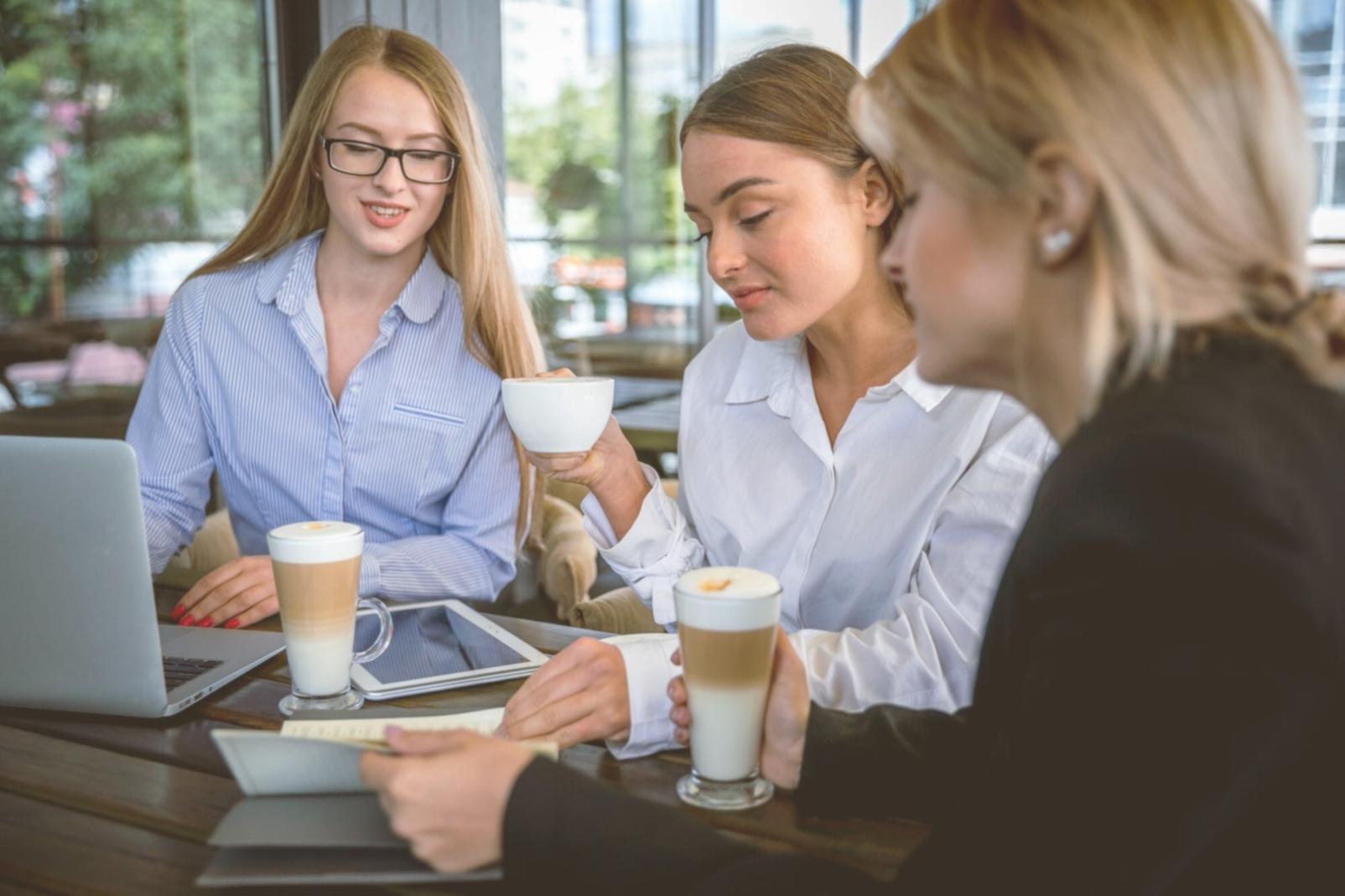 Erfolgreiche Geschäftsbesprechung mit Finanzunterlagen
