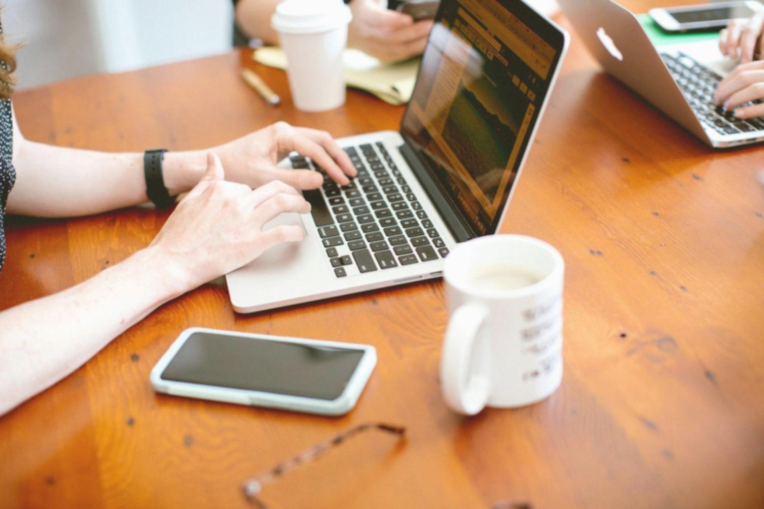 Moderne Büroumgebung mit Finanzunterlagen und digitalen Tools
